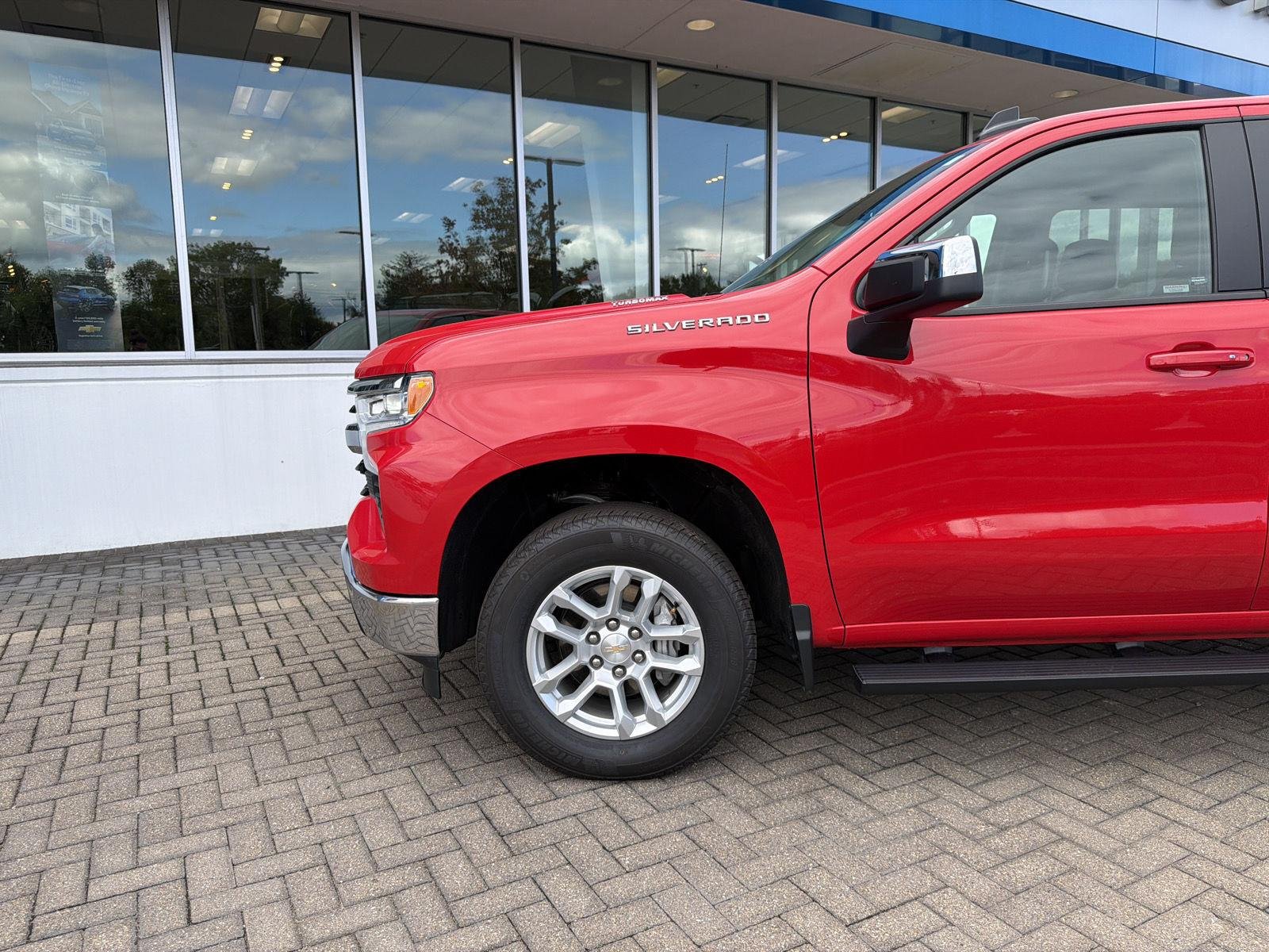 2025 Chevrolet Silverado 1500 LT - Photo 9