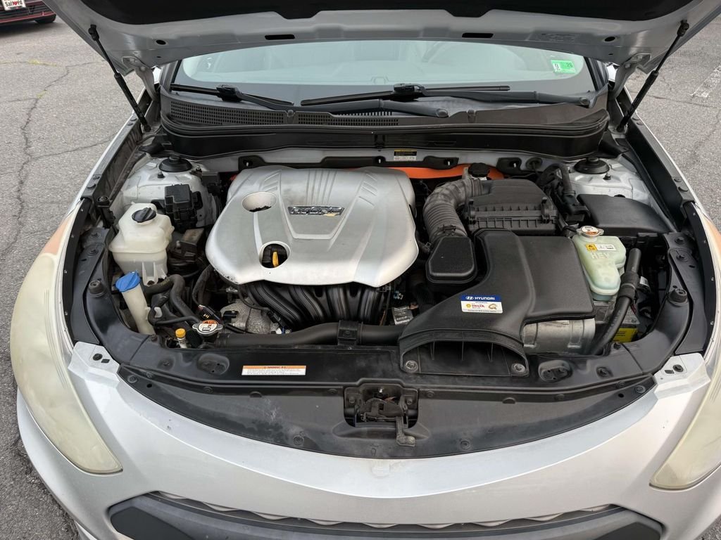 Used 2012 Silver Frost Metallic Hyundai Base image 13