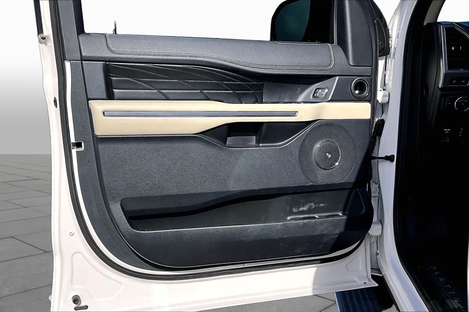 Used 2019 White Platinum Metallic Tri-Coat Ford Platinum image 21