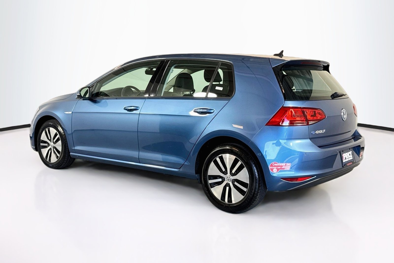 Used 2016 Pacific Blue Volkswagen SEL Premium image 7