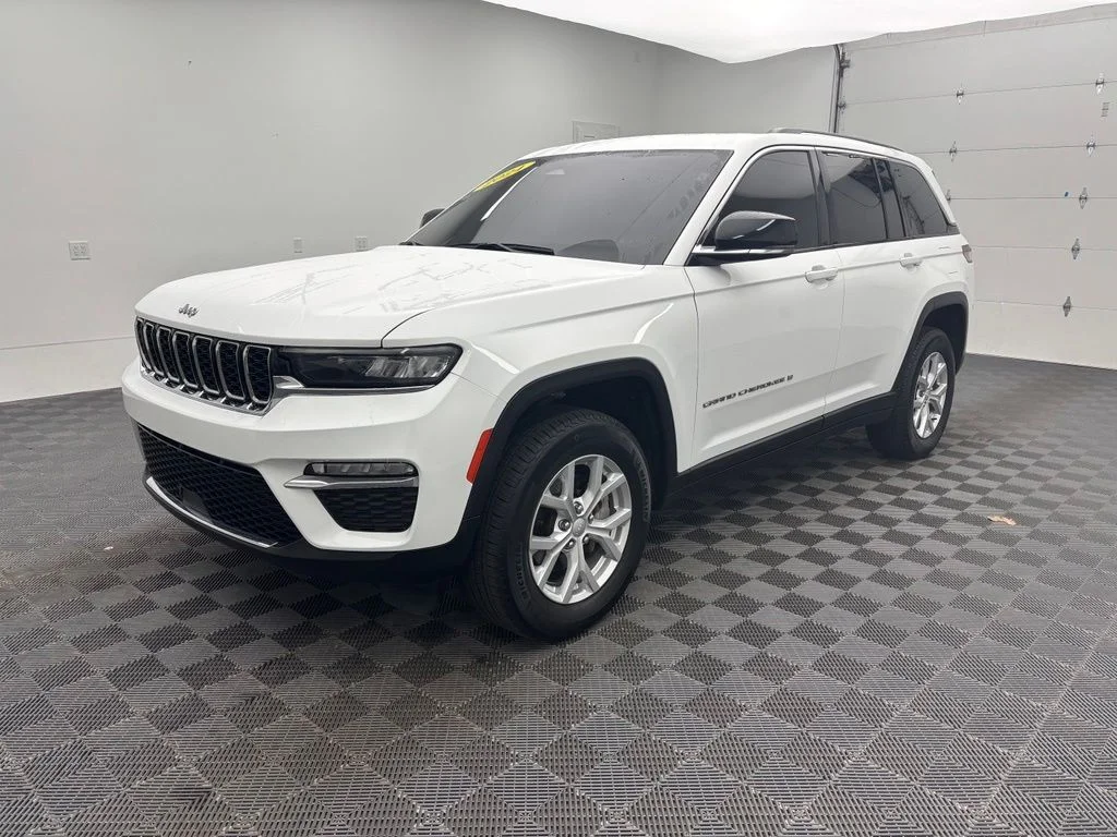 Used 2024 White Jeep Limited image 2