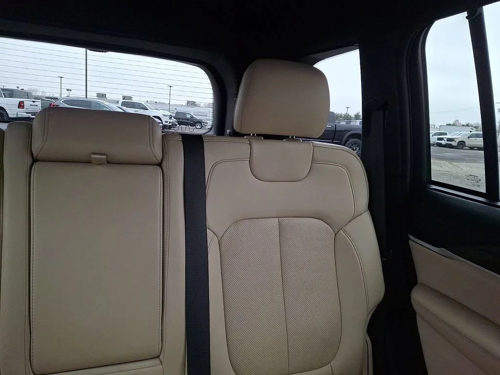 Used 2023 Diamond Black Crystal Pearlcoat Jeep Limited image 21