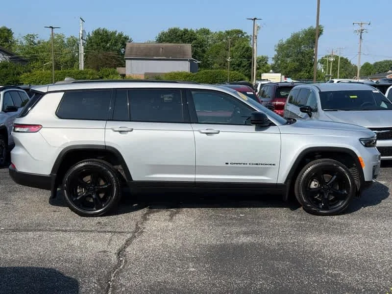 Used 2024 Silver Zynith Jeep Limited image 2