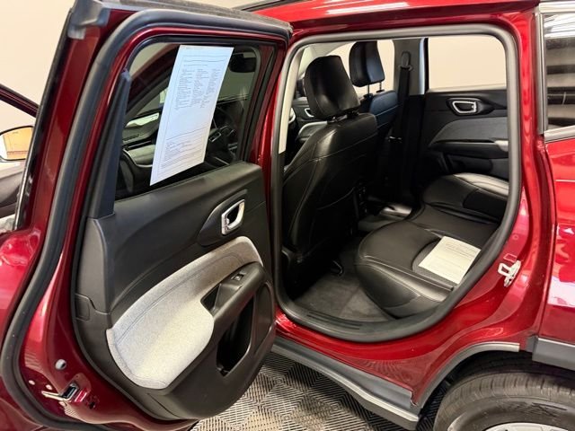 Used 2022 Velvet Jeep Latitude image 18