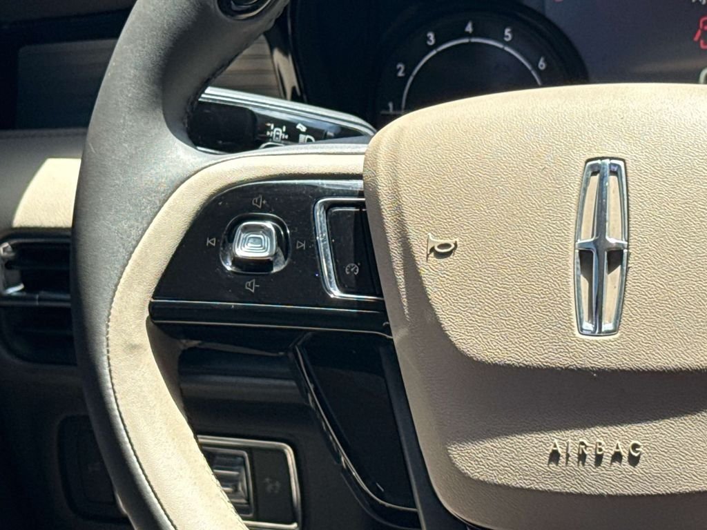 Certified Used 2022 Pearl Metallic Lincoln Standard image 20