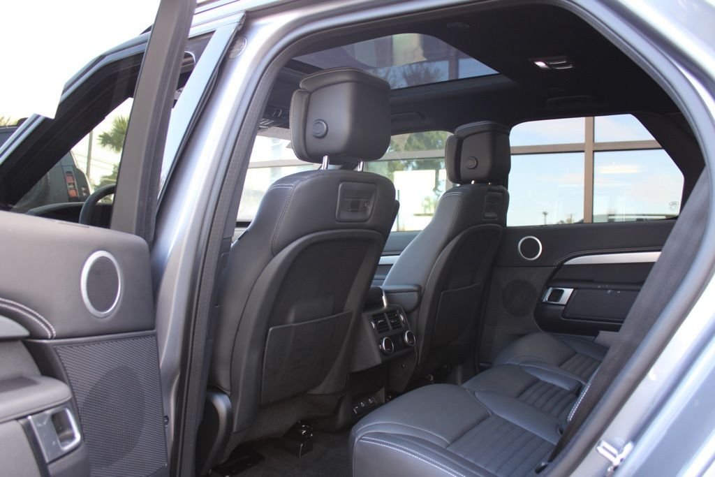 Used 2025  Land Rover Dynamic SE image 34
