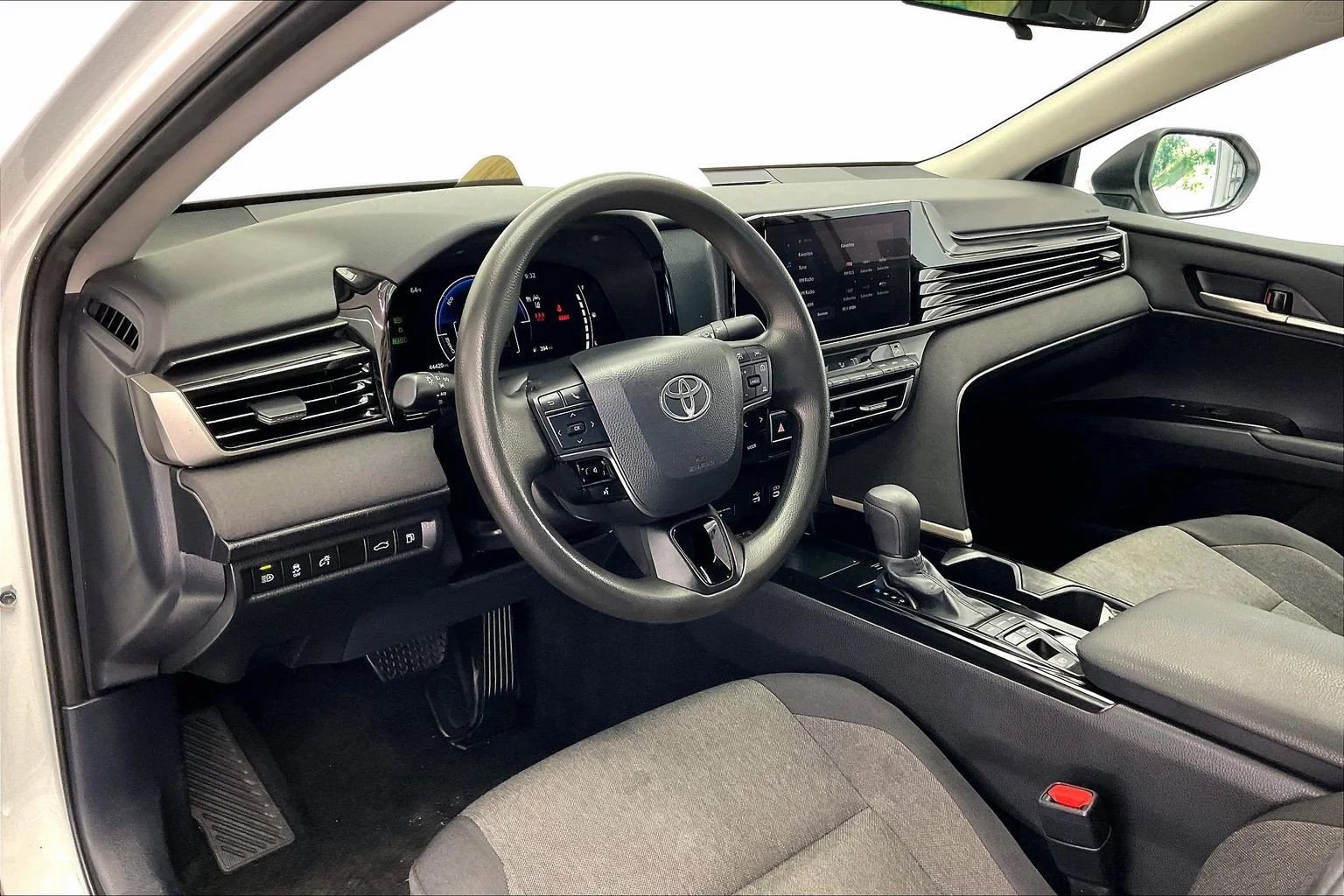 Used 2025 Ice Cap Toyota LE image 14