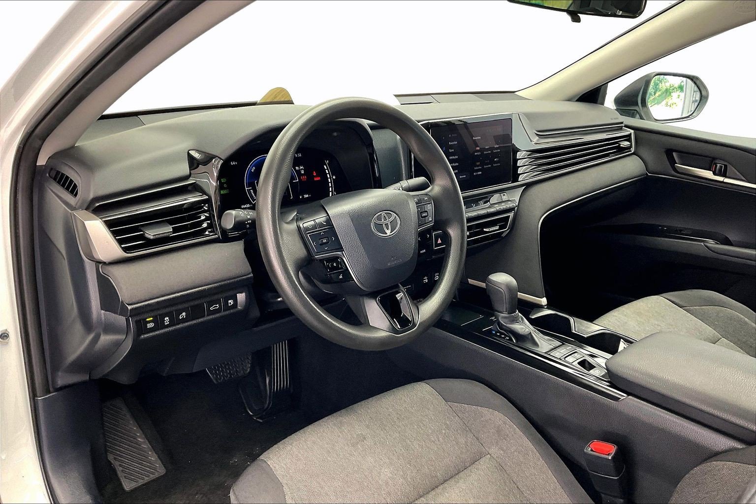 Used 2025 Ice Cap Toyota LE image 14
