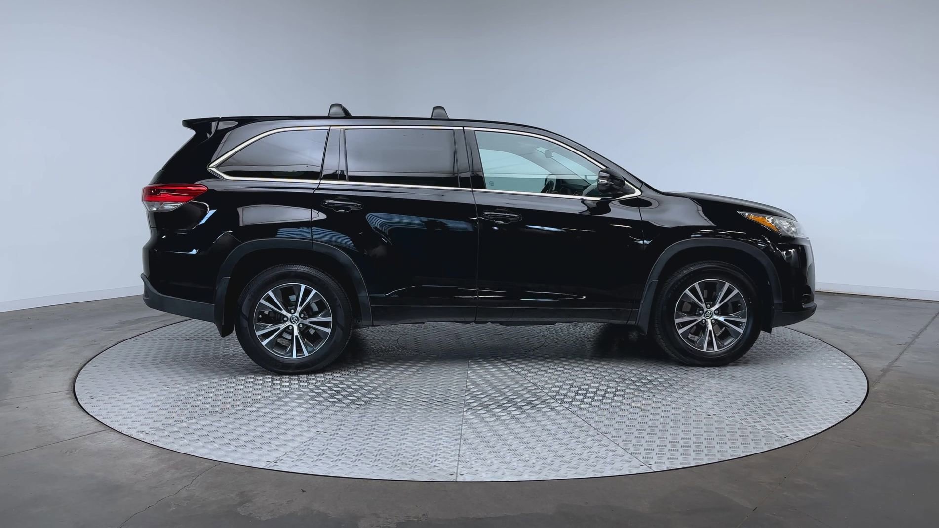 Used 2017 Midnight Black Metallic Toyota LE image 9