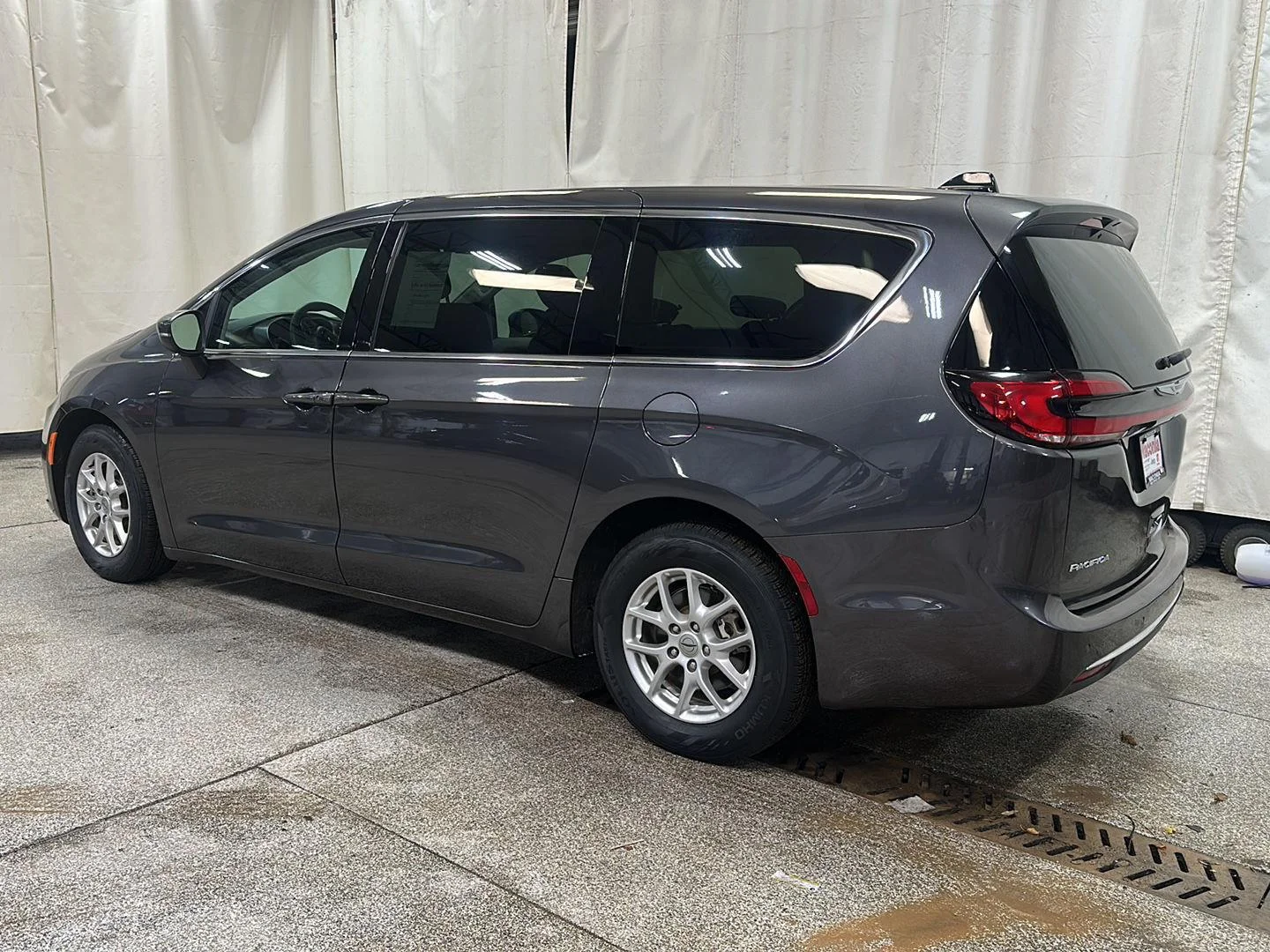 Used 2023 Granite Crystal Metallic Clearcoat Chrysler Touring L image 3