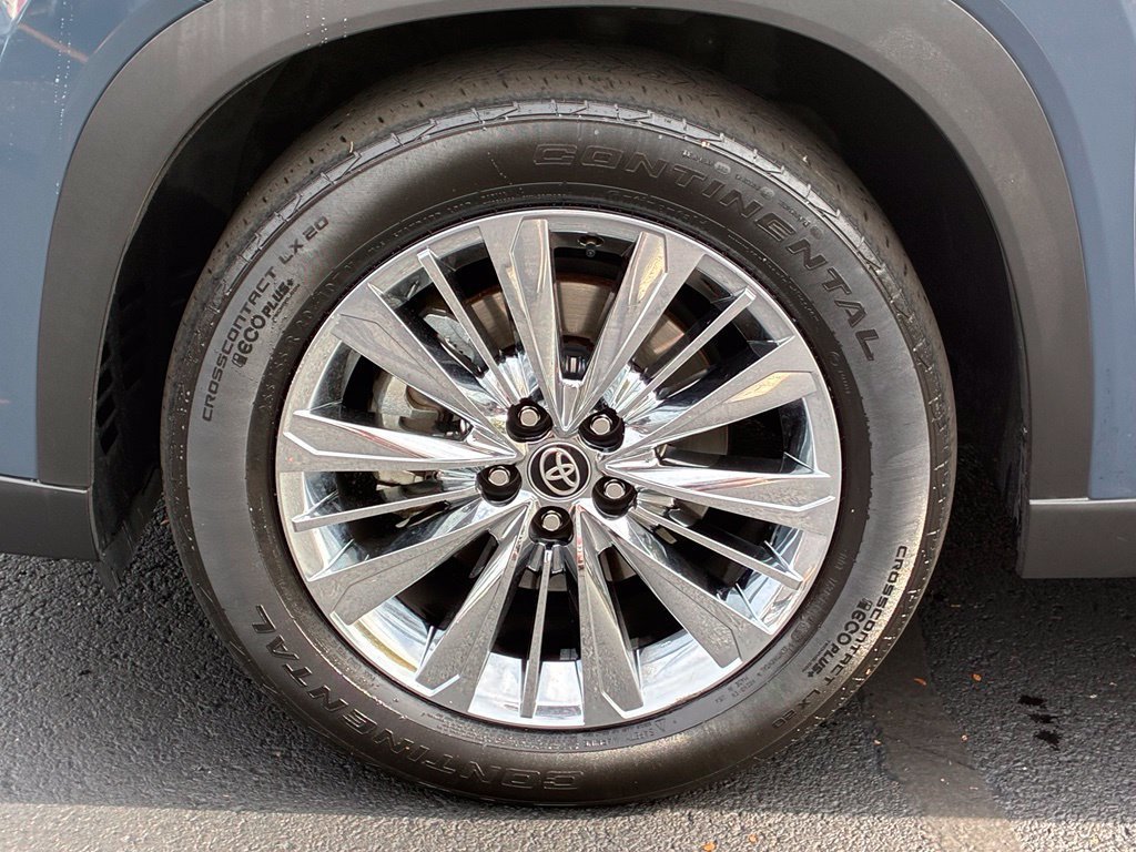 Used 2025 White Toyota Platinum image 15
