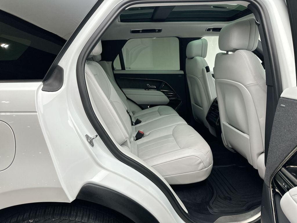 Used 2023 Fuji White Land Rover SE image 19