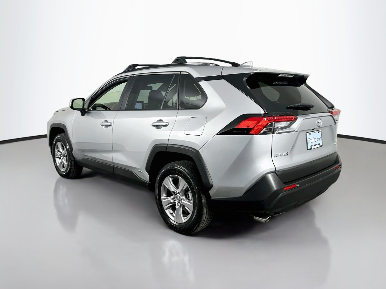 Used 2025 Silver Sky Metallic Toyota XLE image 5