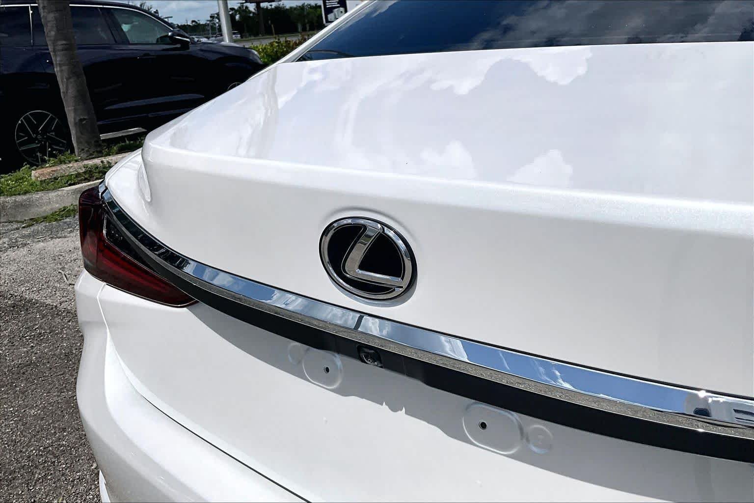 Used 2025 Eminent White Pearl Lexus  image 31