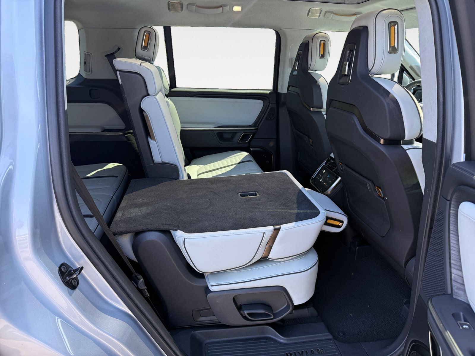 Used 2024 La Silver Rivian Adventure Dual Motor Standard Pack image 18