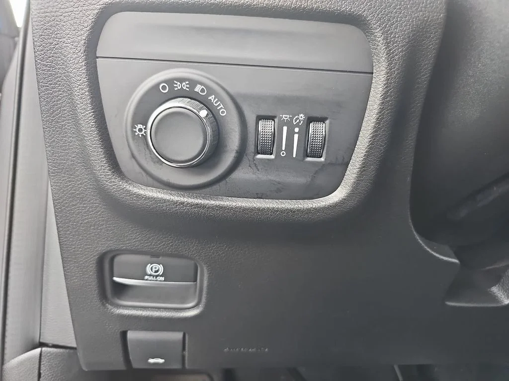 Used 2023 Gray Jeep Altitude image 27