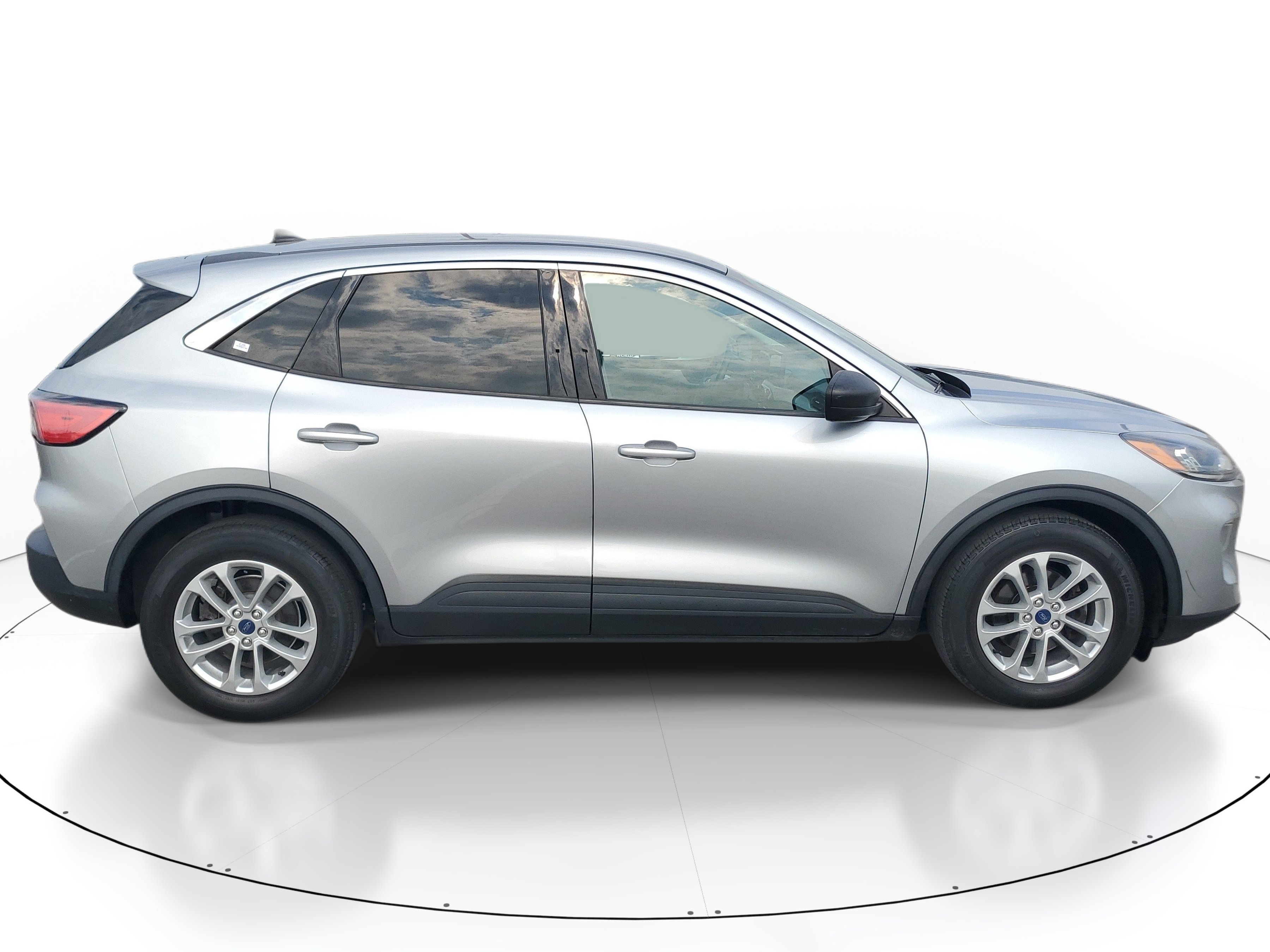 Used 2022 Silver Ford SE image 3