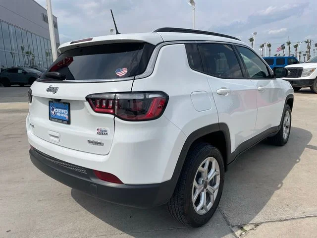 Used 2025 White Jeep Latitude image 3