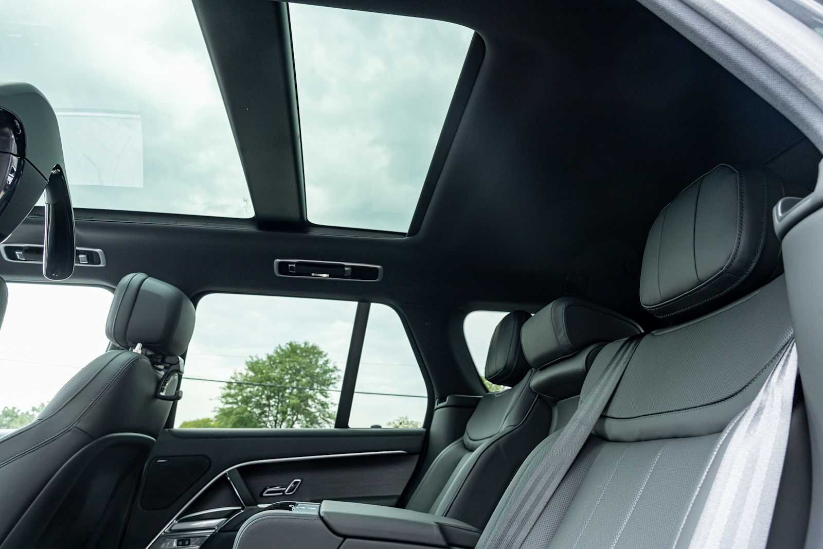New 2026 Carpathian Grey Land Rover SE image 35