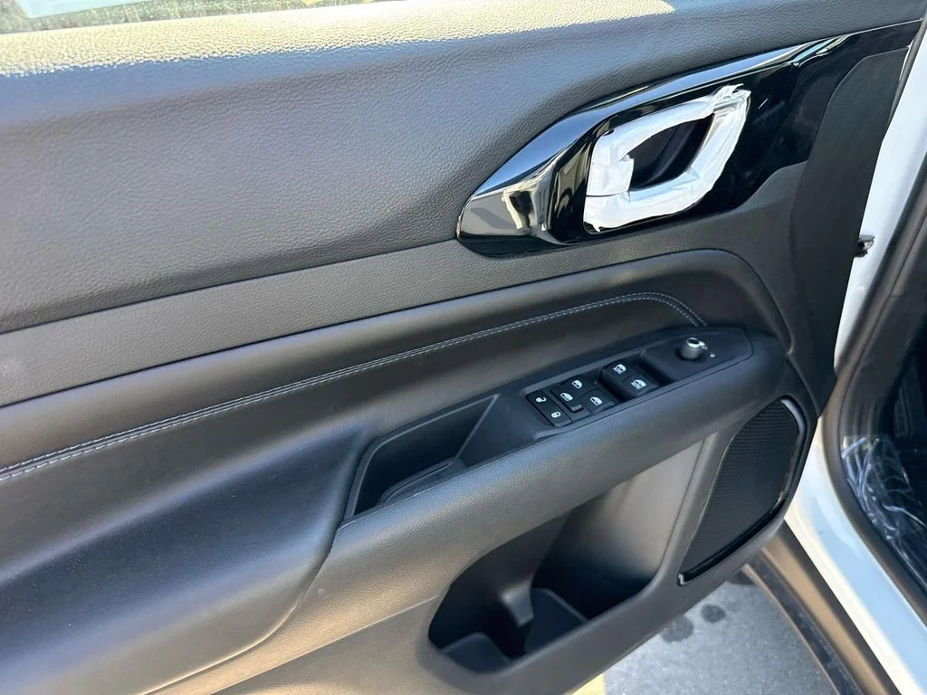 New 2026 White Jeep Latitude image 18