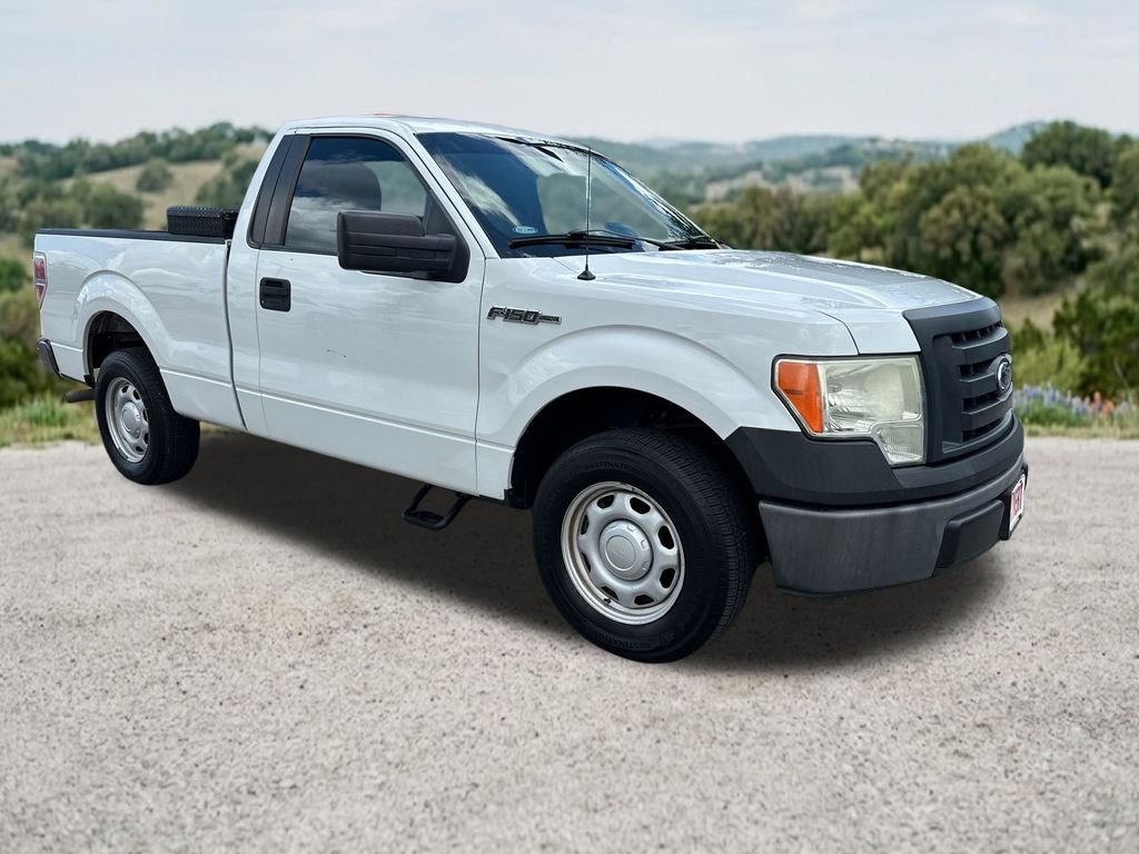 Used 2013 White Ford XL image 1
