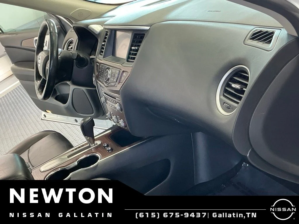 Used 2019 Pearl White Nissan Platinum image 19