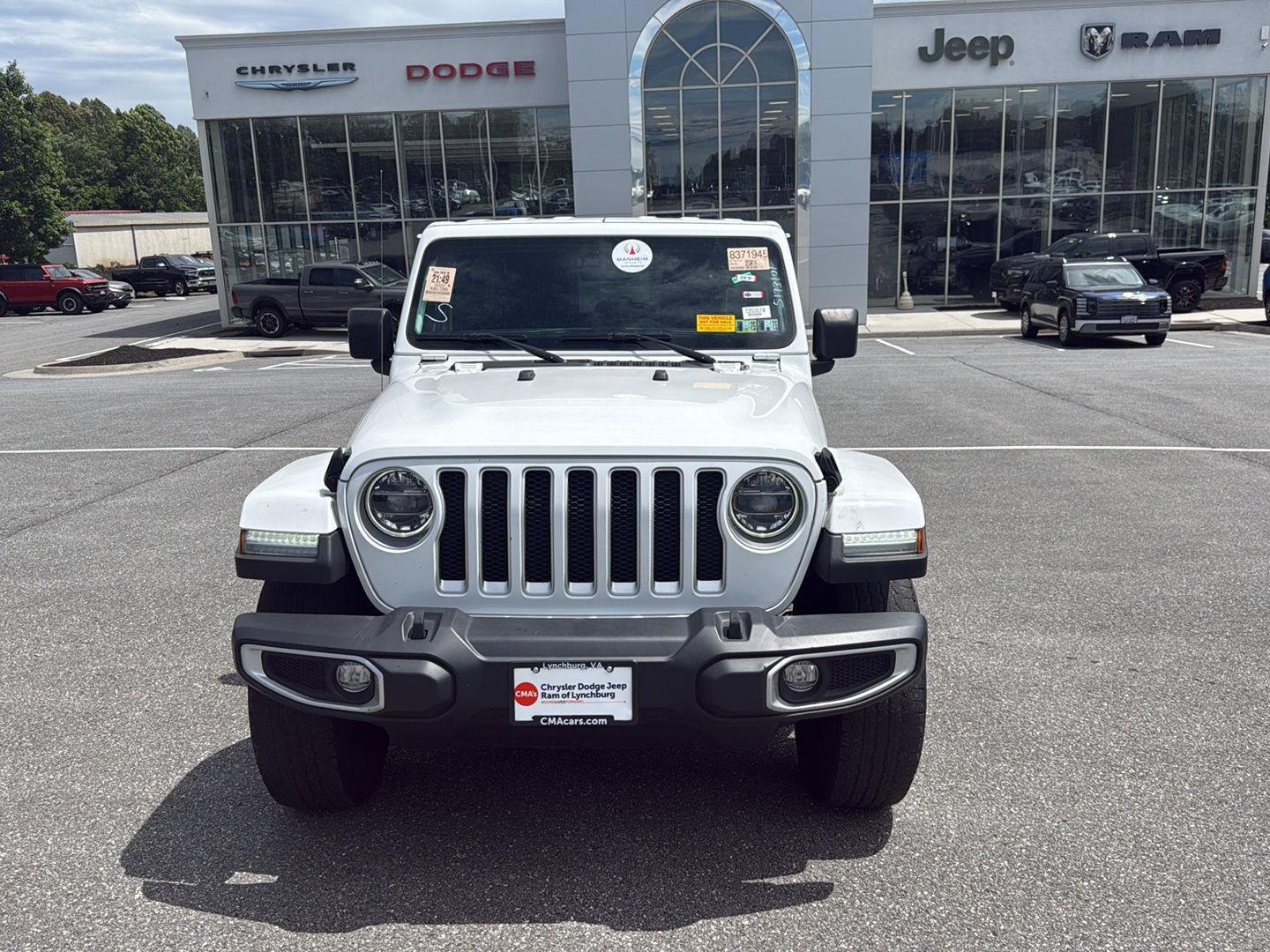Used 2022  Jeep Sahara image 2