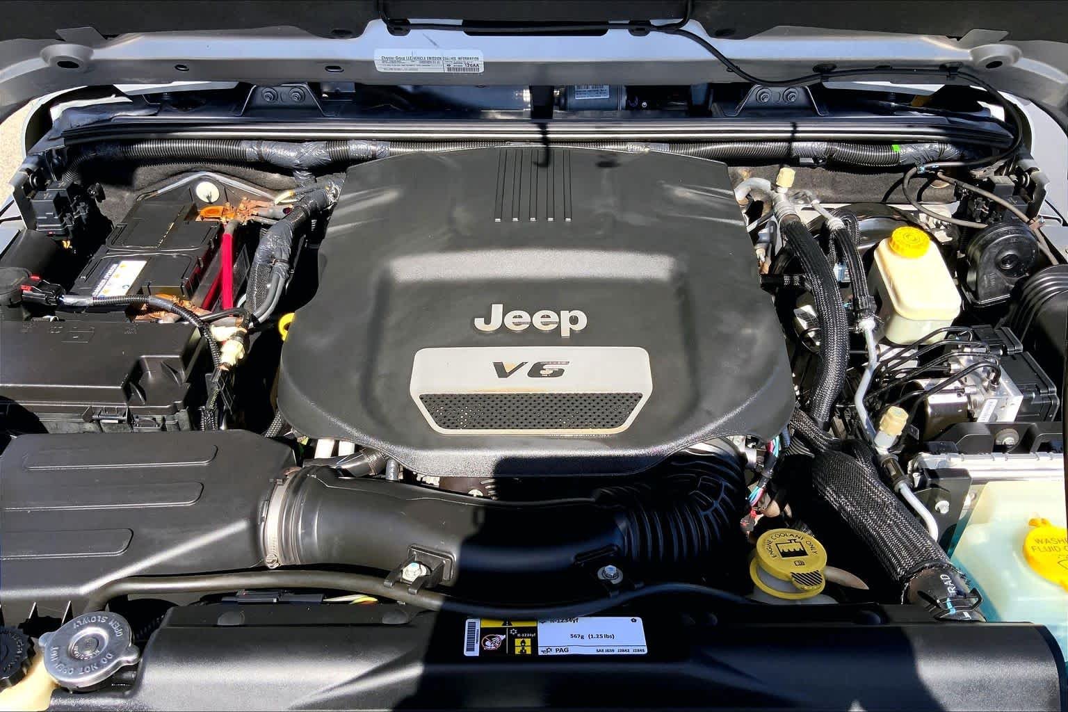Used 2015 Billet Silver Metallic Clearcoat Jeep Rubicon Hard Rock image 30