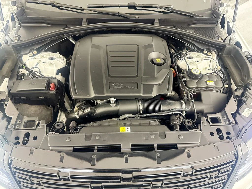 Certified Used 2025 White Land Rover Dynamic SE image 31