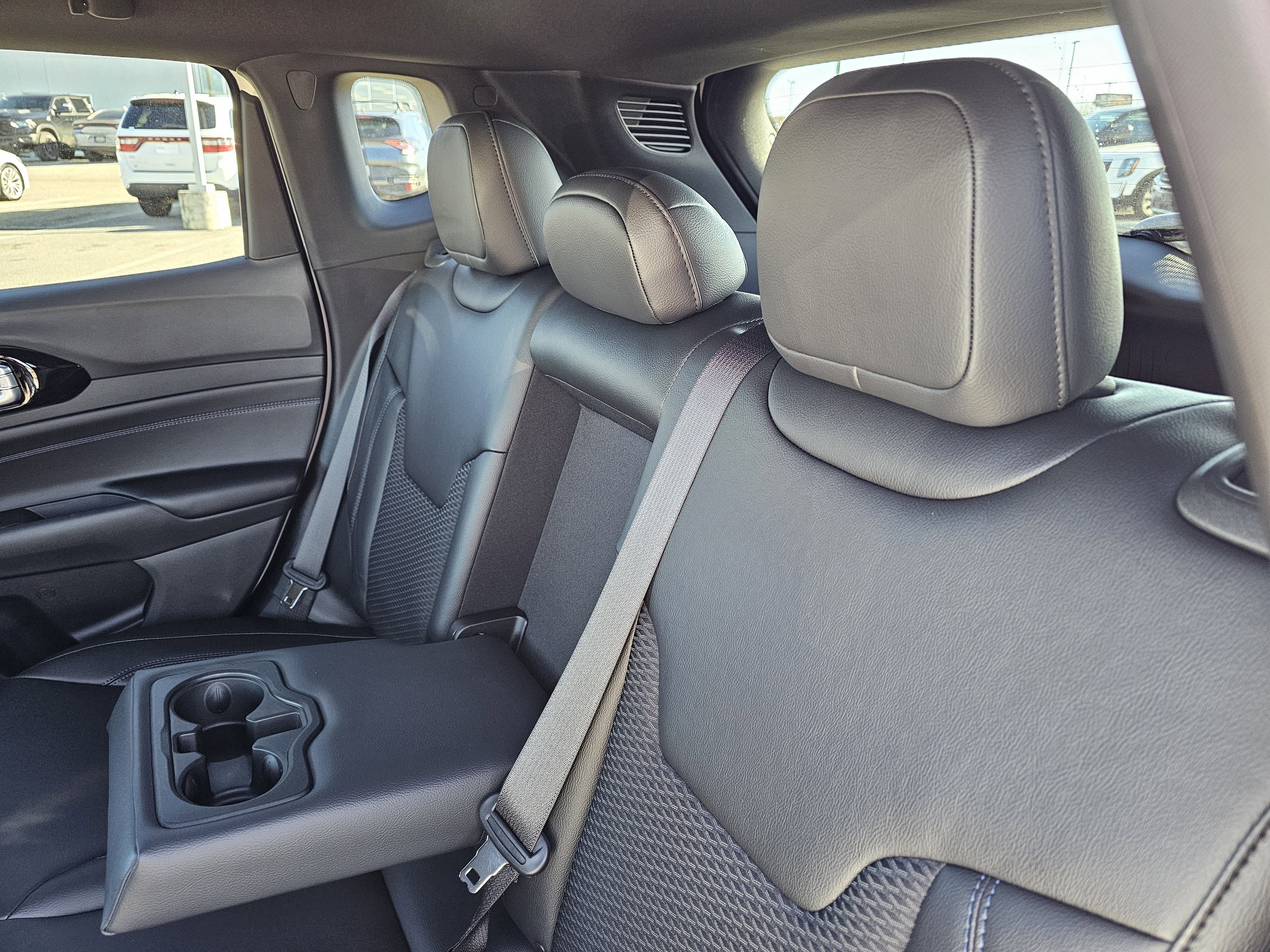 New 2026 Bright White Clearcoat Jeep Latitude Altitude image 31