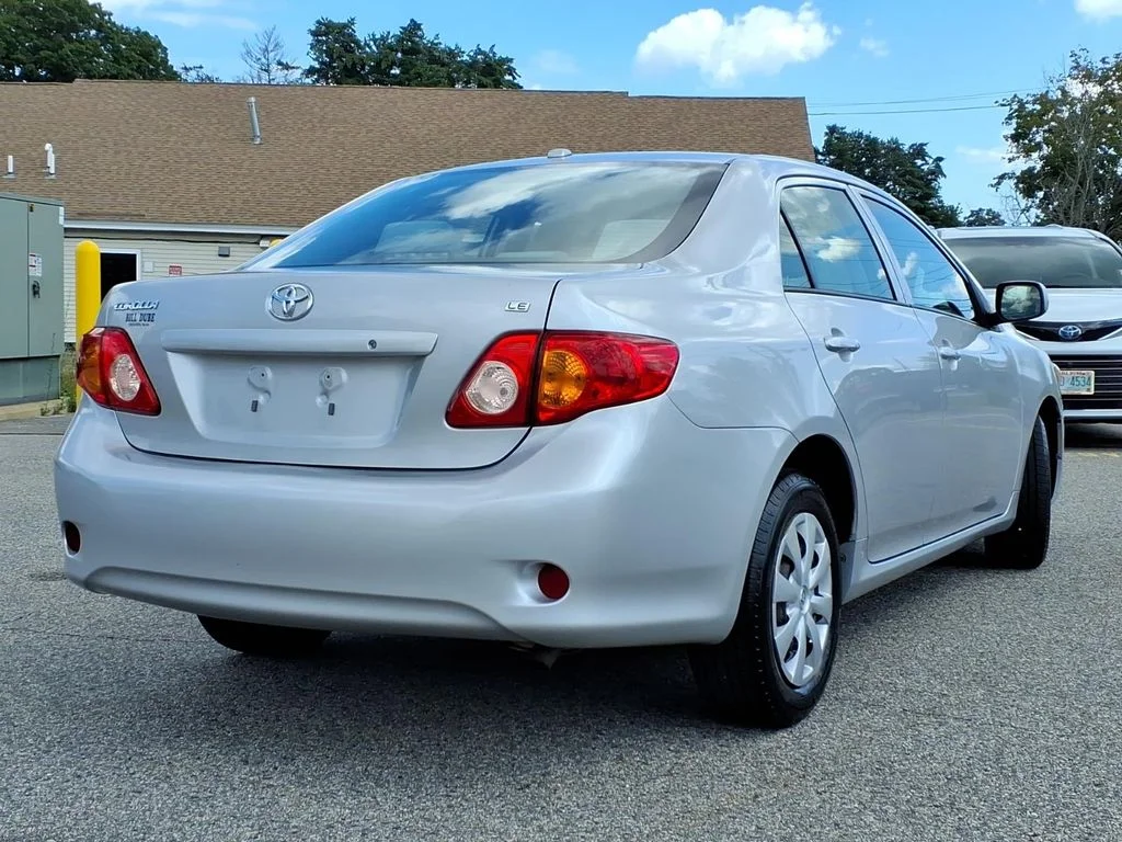 Used 2010 Silver Toyota LE image 3