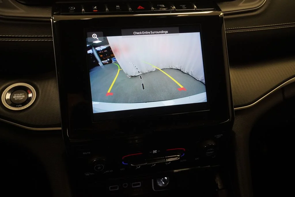 Used 2023 White/off-white Jeep Laredo image 34