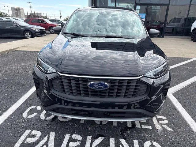 Used 2023 Black Ford Active image 3