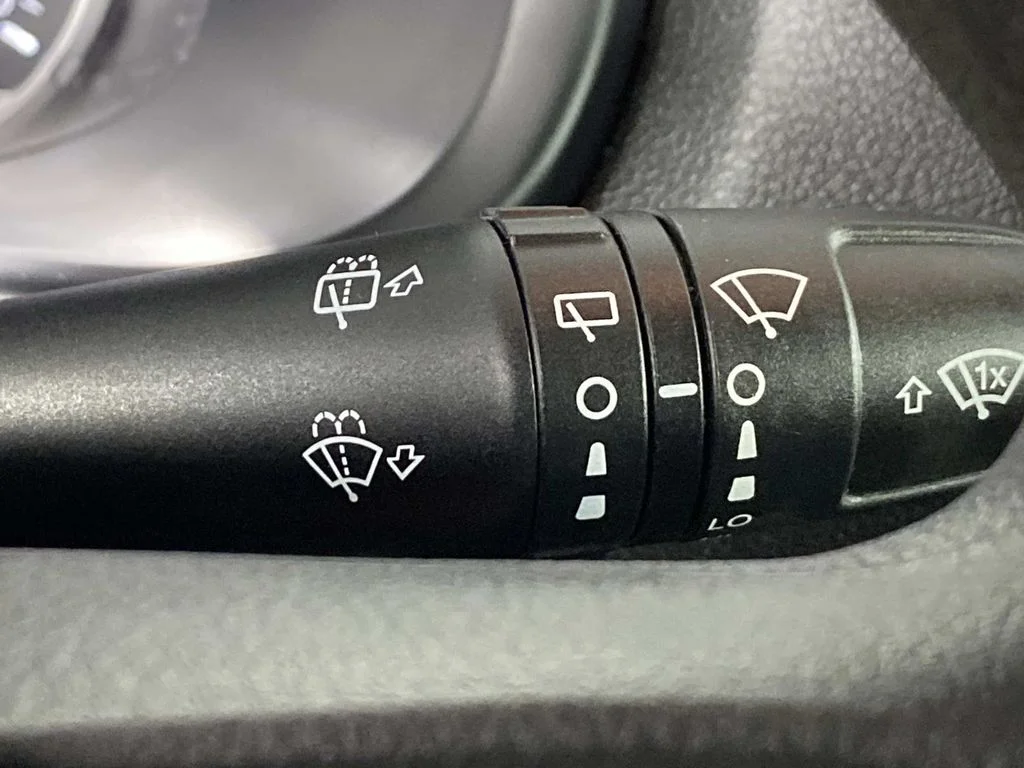 Used 2023 White Jeep Latitude image 17