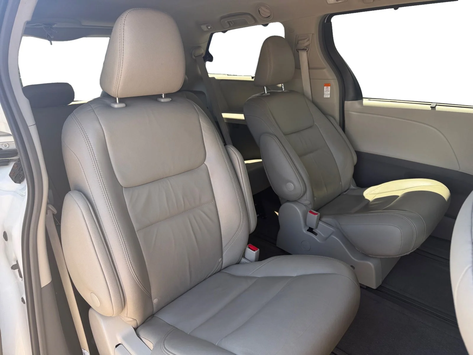 Used 2018 Super White Toyota XLE Premium image 34