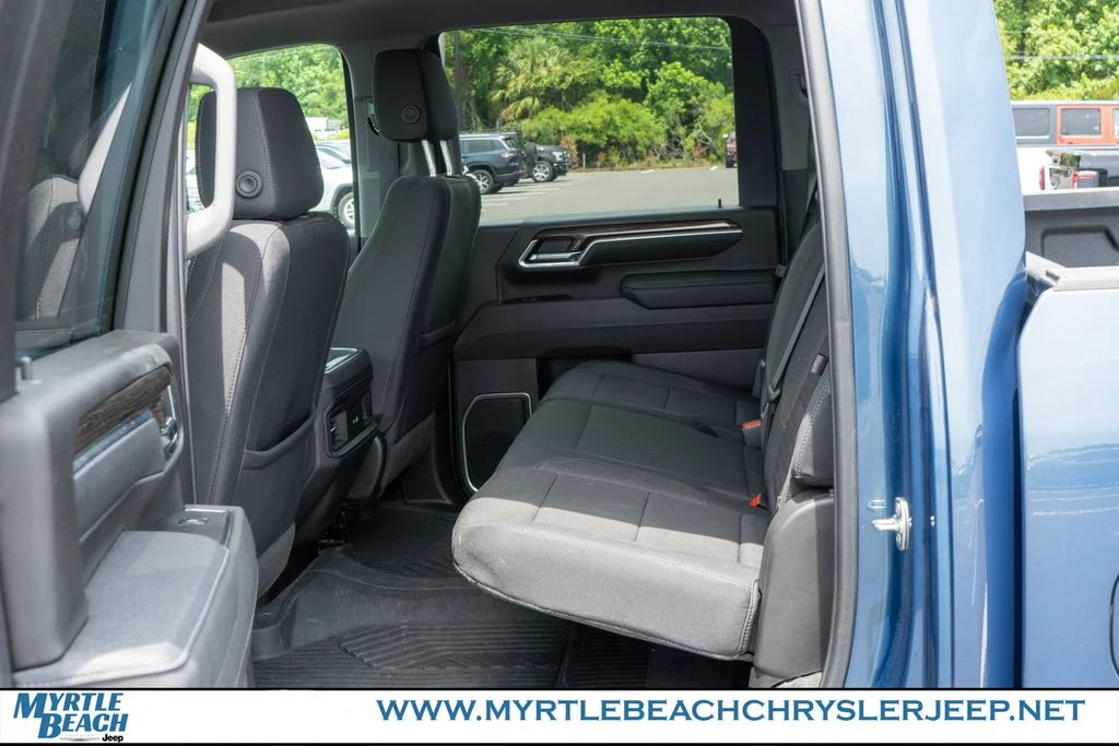 Used 2025 Lakeshore Blue Chevrolet LT image 13