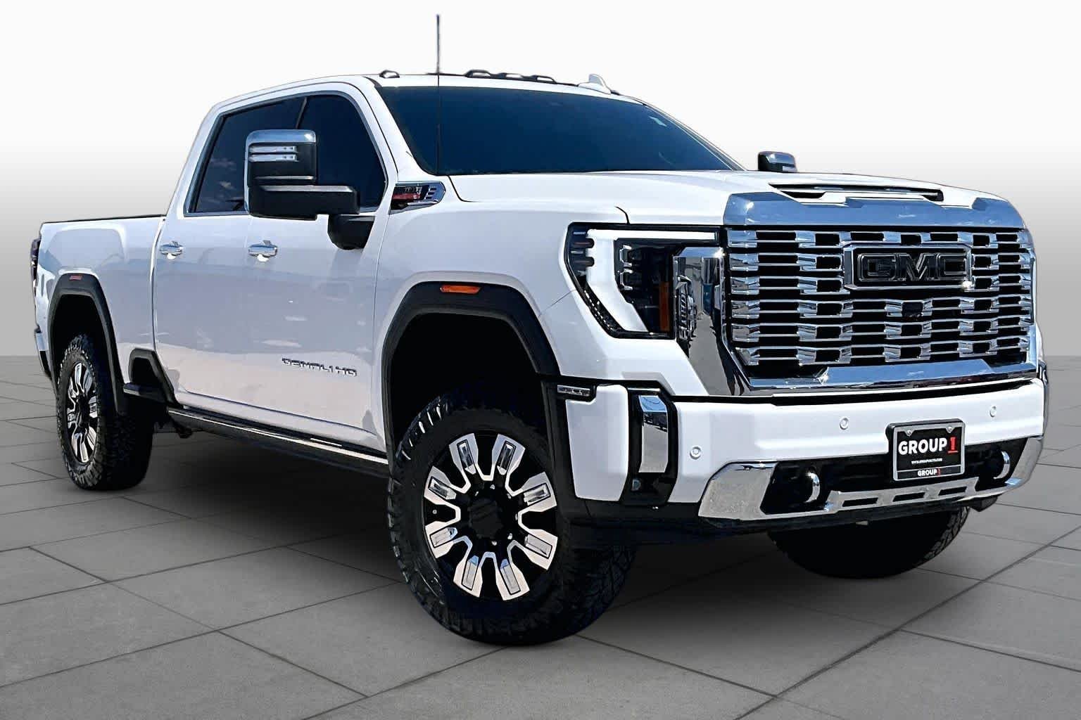 Used 2024 White Frost Tricoat GMC Denali image 3
