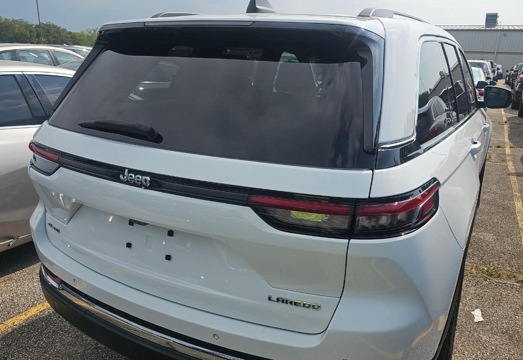 Used 2023 White Jeep Laredo image 3