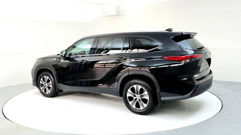 Used 2021 Black Toyota XLE image 4