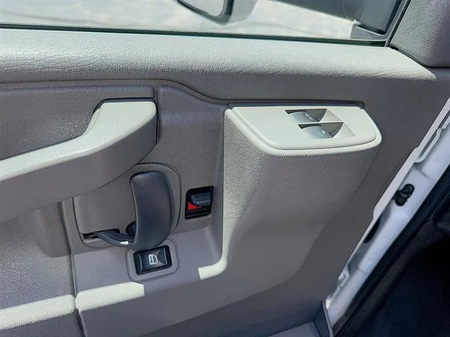Used 2022 Summit White GMC Gas image 20