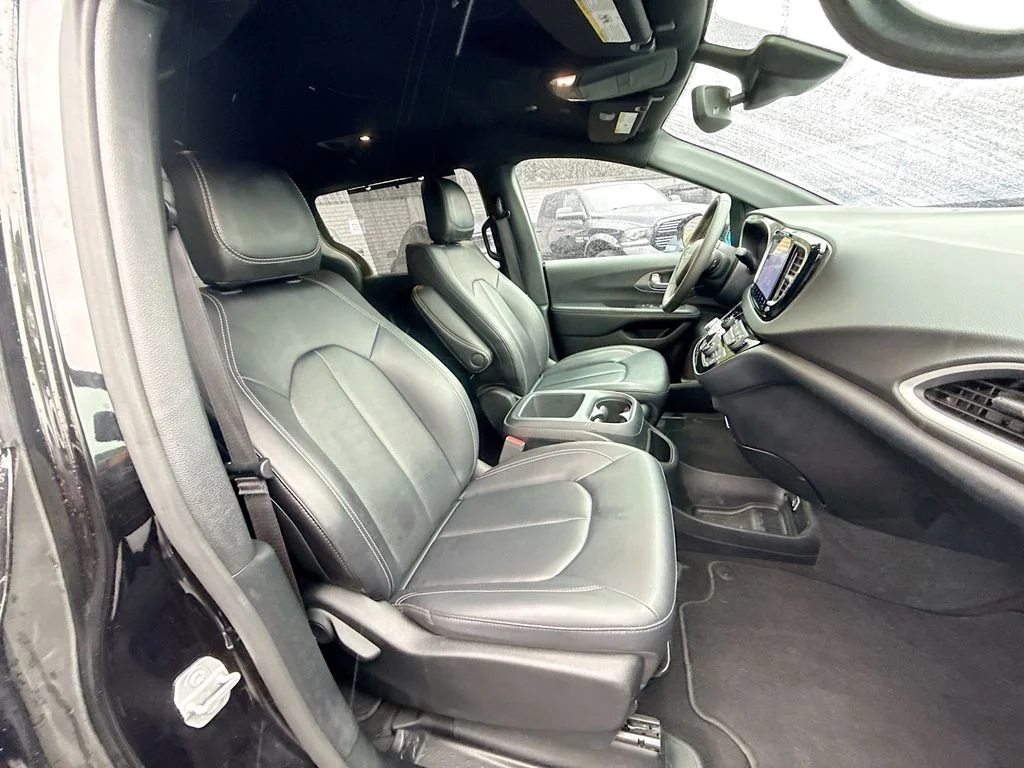 Used 2025 Black Chrysler Select image 33