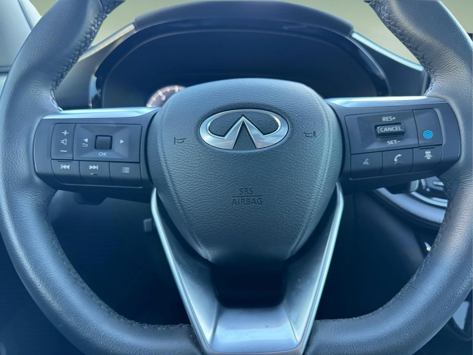 Used 2025 Majestic White INFINITI LUXE image 22