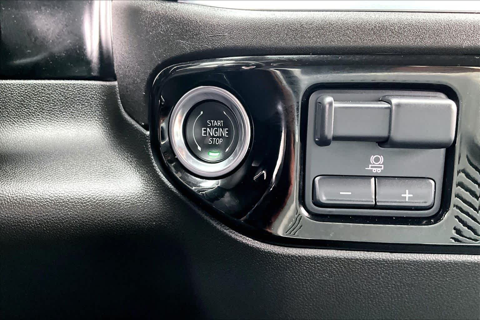 Used 2025 Onyx Black GMC SLT image 35