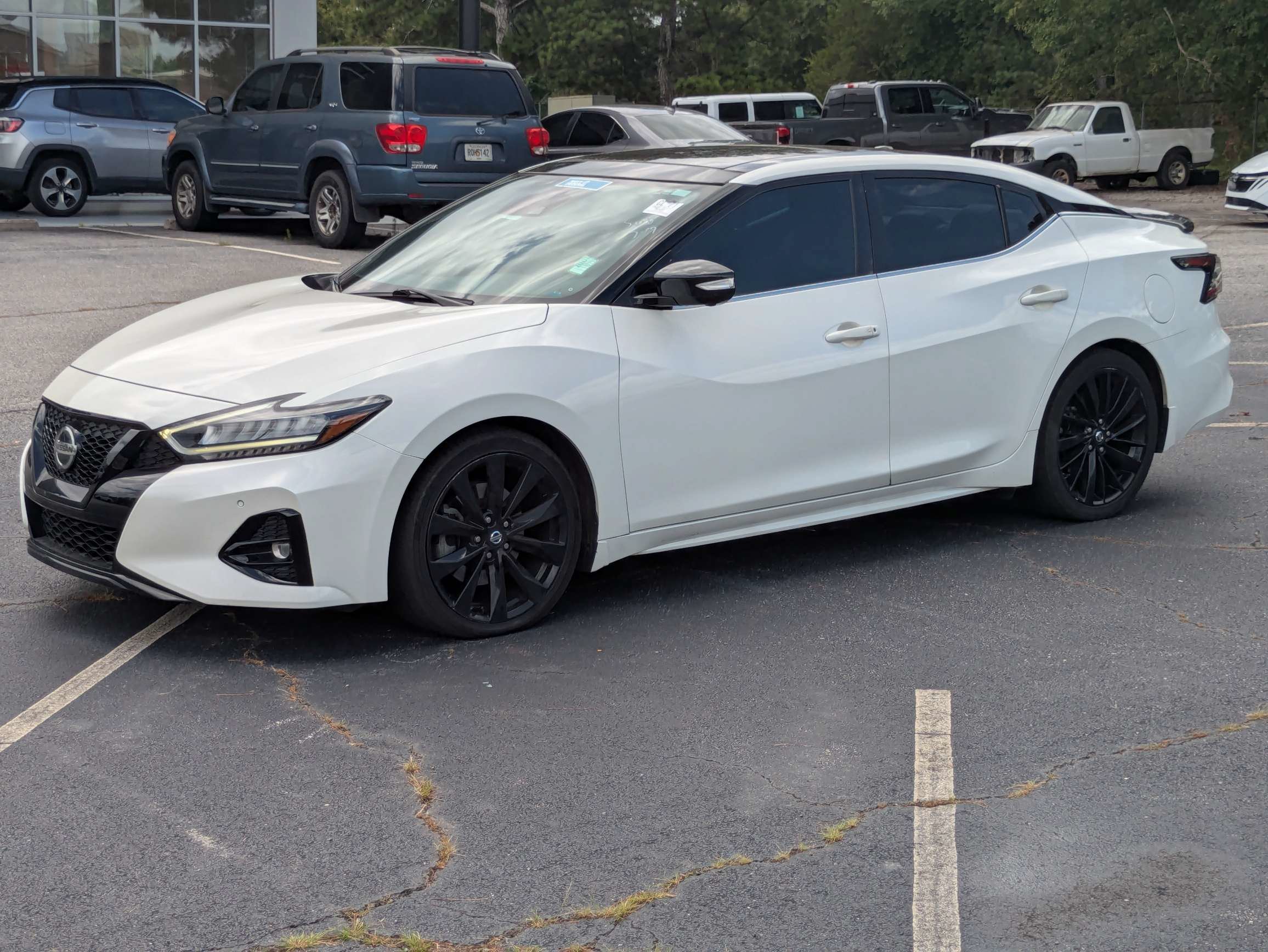 Used 2022 White Nissan SR image 7