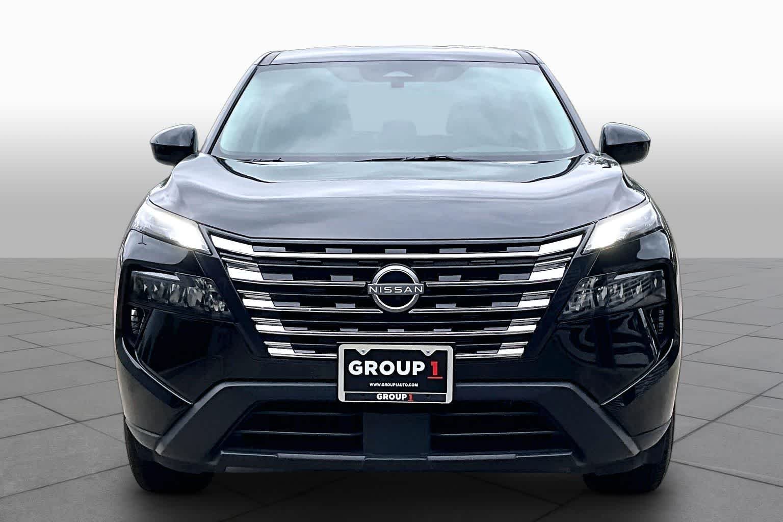 Used 2025 Super Black Nissan SV image 4