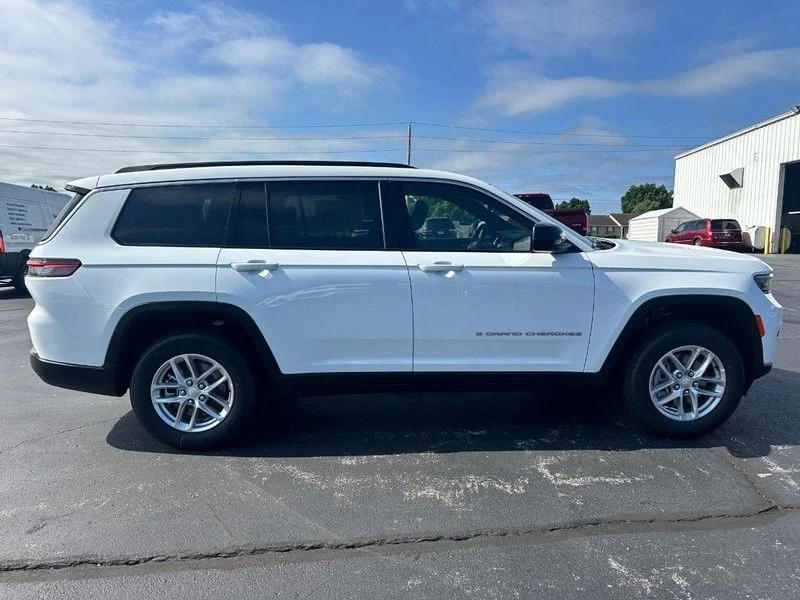 New 2026 Bright White Clear-Coat Exterior Paint Jeep Laredo image 2