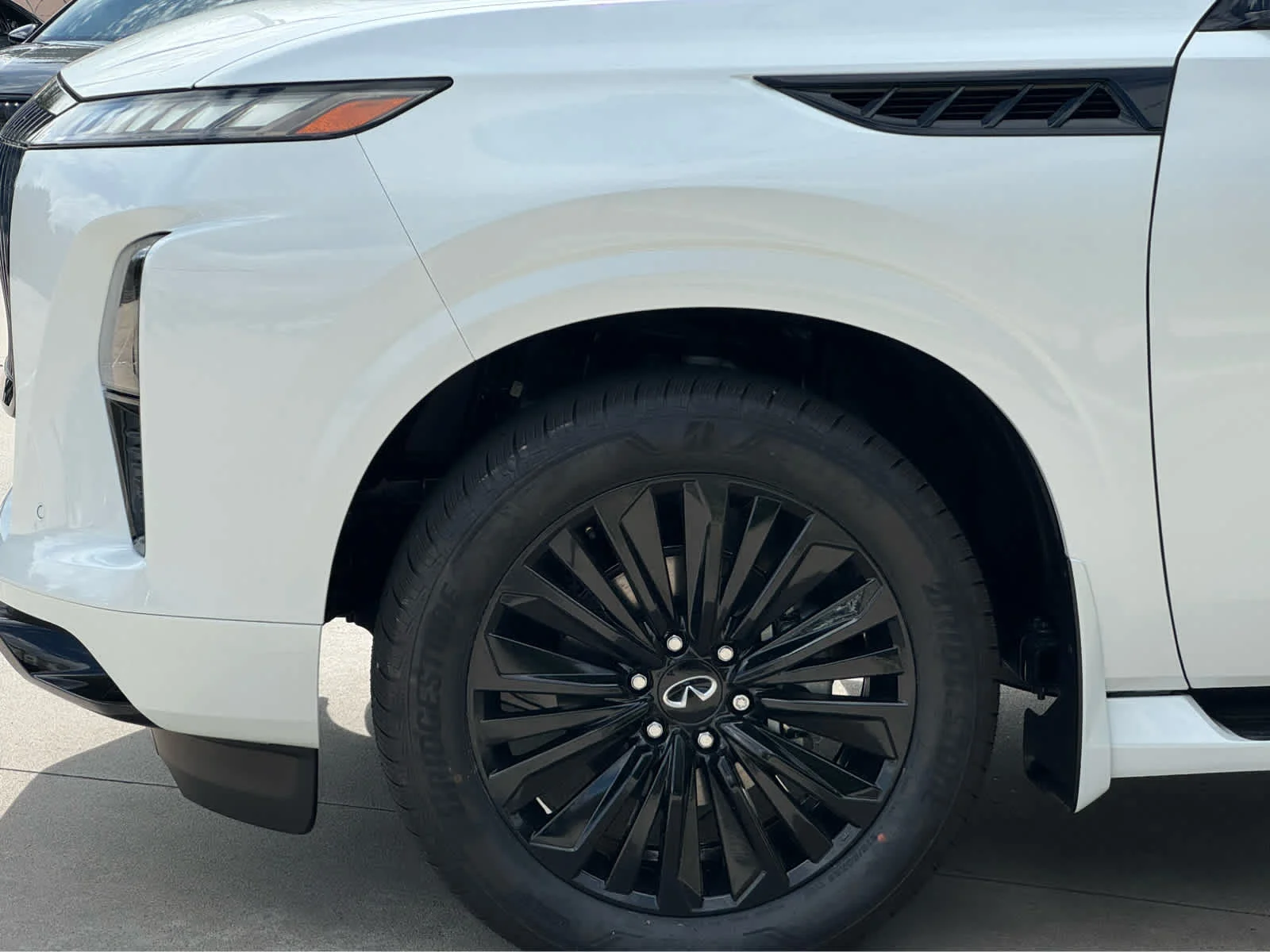 New 2027 RADIANT WHITE INFINITI Luxe 2WD image 6
