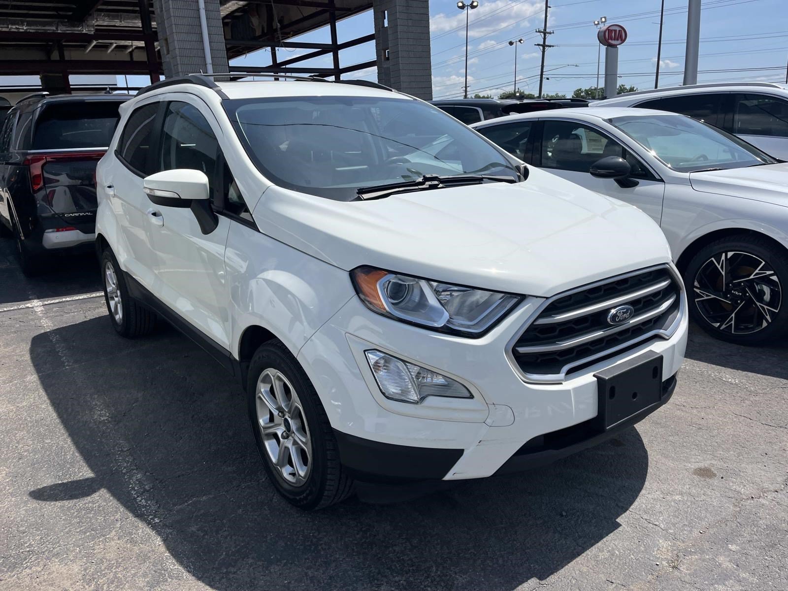 Used 2021 Diamond White Ford SE image 1