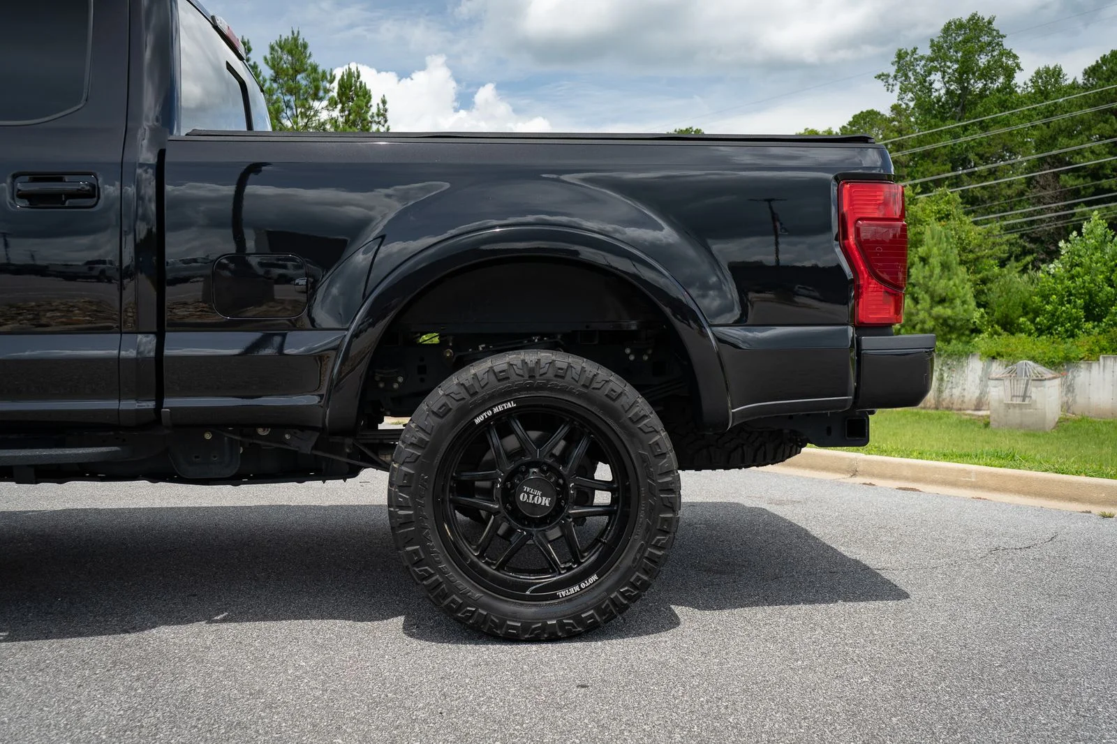 Used 2022 Black Metallic Ford Lariat image 6