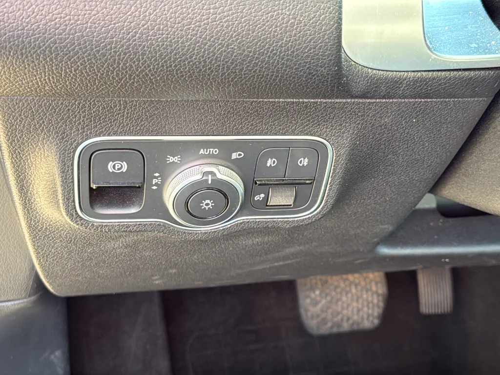 Used 2024  Mercedes-Benz GLB 250 image 28